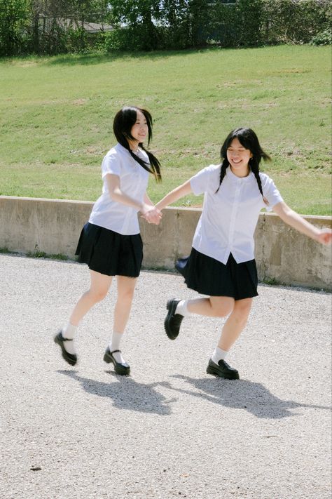 School Girlfriends Aesthetic, Bleachers Aesthetic, Aesthetic Uniform, Photography Nostalgia, Nostalgia Childhood, Girls School Uniform, Japanese Uniform, Japanese High School, Uniform Outfits