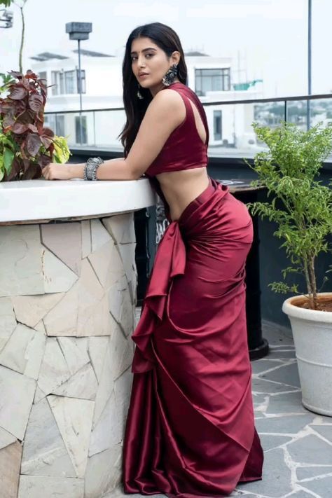 Rashi Singh, Saree Model, Butterfly Video, Closeup Photo, Simple Sarees, Beautiful Dresses Short, Beautiful Figure, Red Saree, Claw Clips