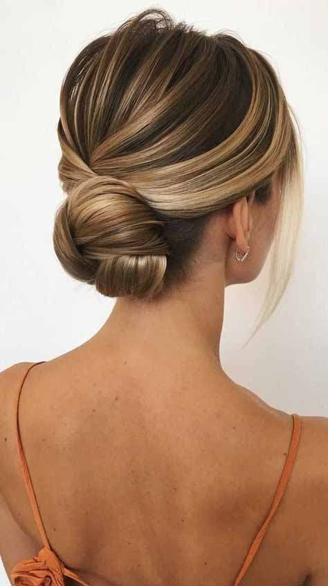 15 coiffures de mariage pour les invitées aux cheveux mi-longs tendance 2024 Low Bun Wedding Hair, Side Bun Hairstyles, Wedding Bun, Wedding Bun Hairstyles, Twisted Hair, Chignon Hair, Low Bun Hairstyles, Bridal Hair Buns, Hair Knot