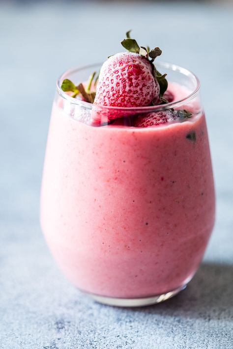 Frozen strawberry greek yogurt smoothie is thick, creamy and utterly delicious! This strawberry smoothie with yogurt is the perfect protein and nutrient rich 10 minute breakfast for busy days. Frozen Strawberry Smoothie, Recipes With Greek Yogurt, Greek Yogurt Smoothie Recipes, Smoothie With Yogurt, Strawberry Greek Yogurt, Strawberry Yogurt Smoothie, Greek Yogurt Smoothie, Salad Appetizer Cups, Smoothie Recipes With Yogurt