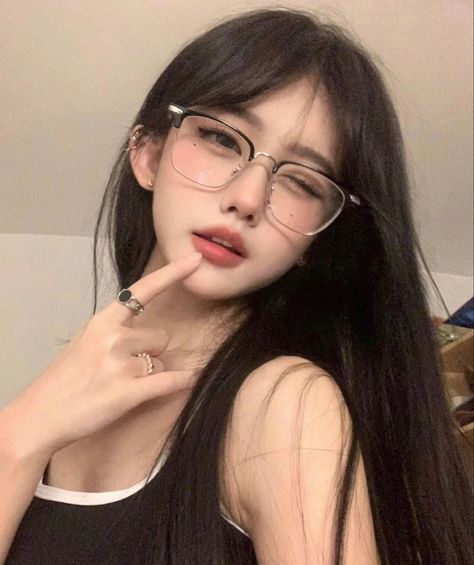 Ide Jualan Online, Ulzzang Glasses, Dark Makeup Looks, Hair Inspiration Long, Casual Makeup, Ulzzang Makeup, Glasses Makeup, Ethereal Makeup, Makeup Clothes