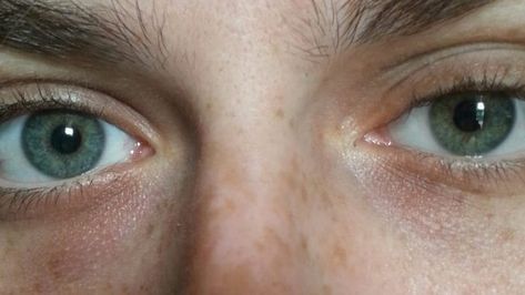 Grey Eyes: Learn About a Rare, Smokey Eye Color! - Guy Counseling One Blue Eye One Green Eye Heterochromia, Hetrochormia Eyes Blue And Green, Blue Green Eye Color, Greenish Blue Eyes, Gray Green Eyes, Eyes Heterochromia, Green Blue Eyes, Grey Green Eyes, People With Green Eyes