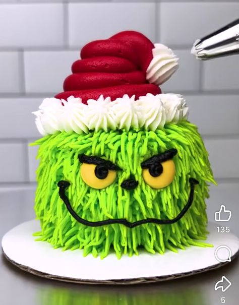 Grinch Christmas Cake Ideas, Cake Ideas For Christmas, Cake Design For Christmas, Christmas Cake Decoration Ideas, Red And Green Cake, Christmas Cakes Recipe, Grinch Christmas Cake, Cute Christmas Cakes, Cute Cupcake Decorating Ideas