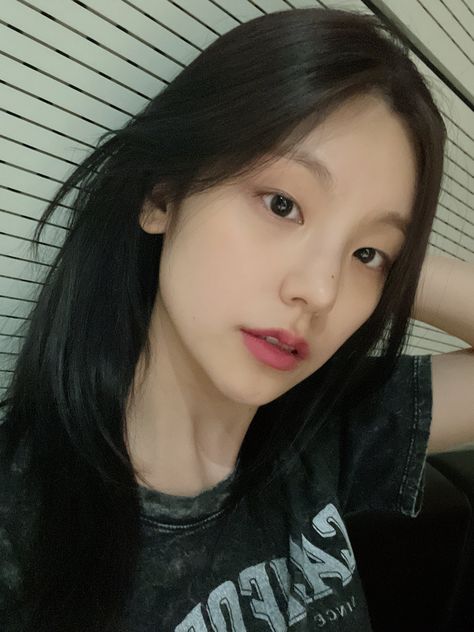 Crop Photo, Without Makeup, Korean Beauty, Kpop Girl Groups, Pop Group, Korean Girl, South Korean Girls, Kpop Girls, Cool Girl