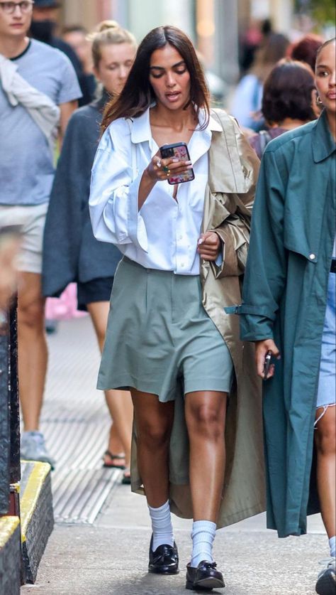 Italian Streetwear Women, Fw 2023 2024, Gallerist Style, Paris Fashion Week 2023 Street Style, Australian Style Fashion, Barcelona Street Style, Shorts Street Style, Tank Tops Summer, Satin Corset