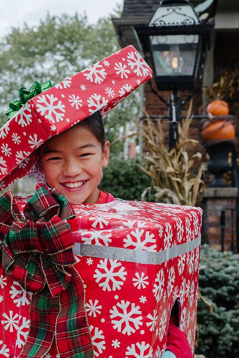 Dress Up Like A Christmas Gift, Gift Box Costume, Christmas Gift Costume Diy, Gift Costume Diy, Christmas Custome Ideas, Present Costume Diy, Diy Christmas Costumes For Kids, Panther Halloween Costume, Christmas Present Costume