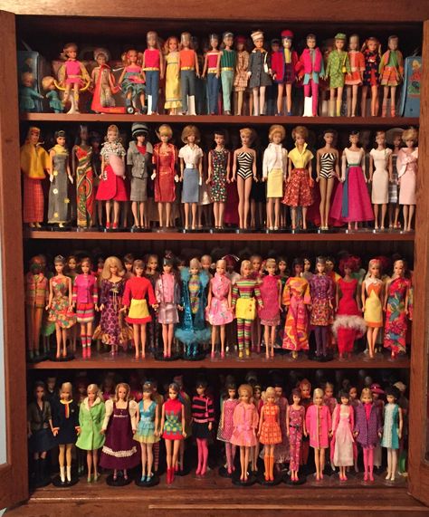 AWESOME collection!!! How To Display Barbie Collection, Vintage Barbie Display Ideas, Vintage Barbie Collection, Barbie Collection Display Ideas, Barbie Dolls Collections, Barbie Doll Collection Display, Barbie Collection Display, Barbie Display Ideas, Doll Collection Display