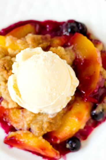 Peach and Blueberry Crumble Peach And Blueberry Crumble, Peach Blueberry Crumble, Blueberry Crumble Recipes, Peach Crumble, Peach Blueberry, Fruit Crumble, Blueberry Crumble, Crumble Recipe, God Mat