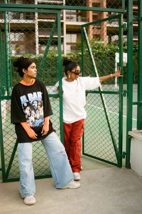 2 members of the Vixens Crew photographed in a candid way by a basketball court. Portrait, fashion photography. Lifestyle Photoshoot Outdoor, Streetwear Fashion Shoot, Basketball Court Shoot, Candid Street Photography, Creative Clothing Photography, Photoshop Poses, Crew Photoshoot, Basketball Court Photoshoot, Hoodie Shoot