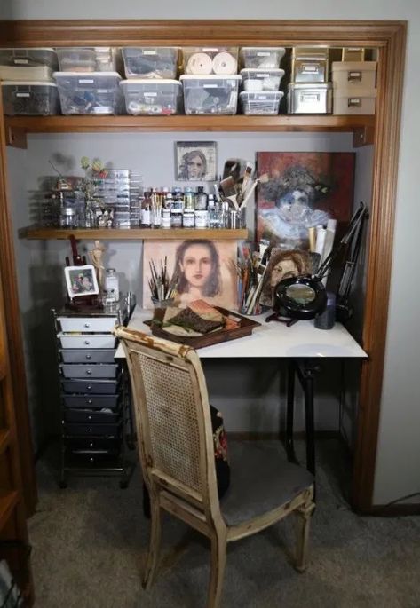 8 great tips: convert a closet into an art studio – the Detalles Closet Into Art Studio, Closet Art Space, Small Painting Studio Workspaces, Closet Art Storage, Indoor Art Studio, Art Closet Storage, Tiny Artist Studio, Small Paint Studio, Art Studio Bedroom Combo