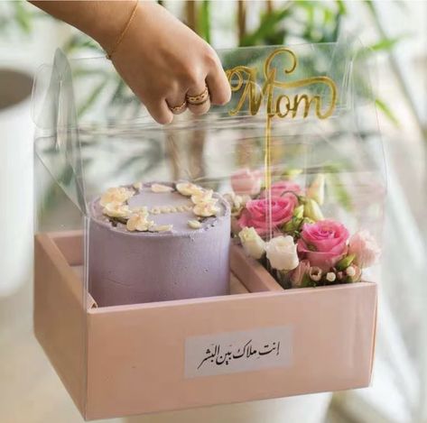 Diy Cake Box Ideas, Small Cake Packaging Ideas, Transparent Gift Box Ideas, Cake Box With Flowers, Cake And Flowers Gift, Birthday Cake Gift Box Ideas, Cute Cake Packaging, Gift Box Cake Ideas, Flower Box Gift Birthday