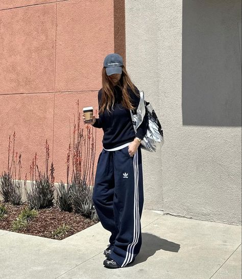 a_typelist Sporty Outfits Adidas, Sporty Comfy Outfits, Trackpant Outfit Street Style, Outfits With Track Pants, Trackpants Adidas Outfit, Track Pants Outfit Casual, Styling Track Pants, Adidas Trousers Outfit, Black Track Pants Outfit