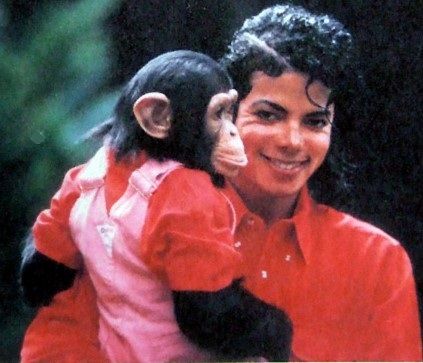 Michael Jackson & Bubbles Michael Jackson And Bubbles, Mj Kids, Mj Bad, Michael Jackson Images, Michael Jackson Bad Era, Hee Man, Michael Jackson Rare, Photos Of Michael Jackson, Michael Love