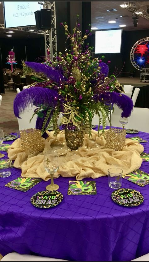 Mardi Gras Ball Table Centerpieces, Masquerade Decorations Centerpieces, Mardi Gras Party Ideas Decoration, Elegant Mardi Gras Tablescape, Mardi Gras Centerpieces Elegant, Diy Mardi Gras Decor, Masquerade Ball Ideas Theme Parties, Mardi Gras Photo Backdrop, Mardi Gras Balloons