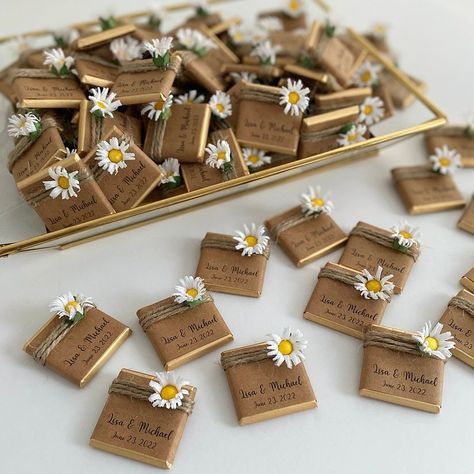 Daisy Wedding Favors, Daisy Favors, Wedding Favors For Guests Diy, Useful Wedding Favors For Guests, Wedding Gift Guest, Wedding Favors Chocolate, Mexican Wedding Favors, Daisies Wedding, Customized Chocolate