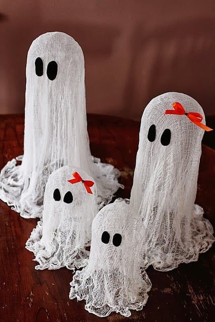 ghosts Diy Halloween Dekoration, Cheesecloth Ghost, Dekorasi Halloween, Cheap Halloween Decorations, Halloween Fest, Halloween Kunst, Homemade Halloween Decorations, Diy Halloween Decor, Adornos Halloween