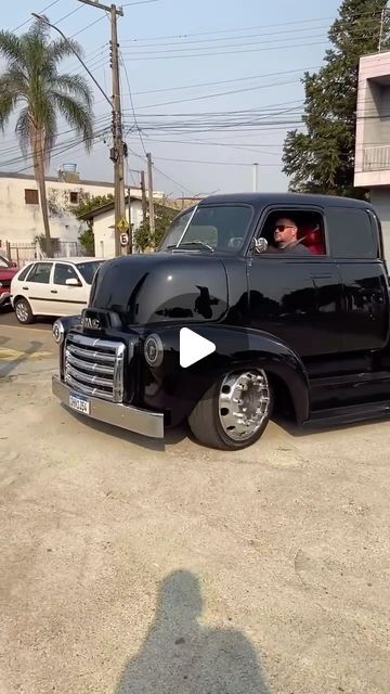 Street Trucks on Instagram: "Everything about this is just killer 😮‍💨 Show truck putting in work with the sick trailer setup too 🔥🤘🏼 #streettrucks #droppedtrucks #singlecab #truckinaround #c10 #chevy" Cab Over Truck, Work Truck Ideas, Custom Truck Flatbeds, Chevy Trucks Lowered, Flatbed Truck Beds, Classic Cars Trucks Chevy, Female Trucks, Custom Truck Parts, Nissan Hardbody