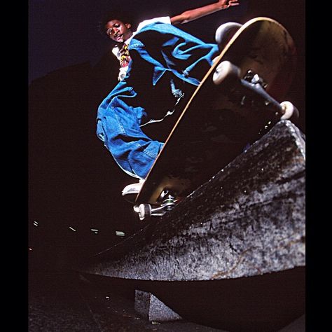 Stevie Williams  Switch Five-O (1995) Photo by Ryan Gee Stevie Williams Skate, Stevie Williams, Rodney Mullen, Hoodie Outfit Casual, Skate Photography, Skateboard Photos, Skate Aesthetic, Skateboard Aesthetic, Skate Punk