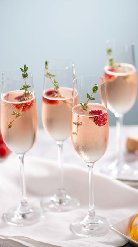 11 Refreshing Mocktails For New Year’s 2022 Wedding Chocolate Table, Christmas Holiday Cocktails, Baby Shower Mocktails, Christmas Alcoholic Drinks, Nye Drinks, Dessert Sans Lactose, Raspberry Champagne, New Years Cocktails, Champagne Recipes Cocktails