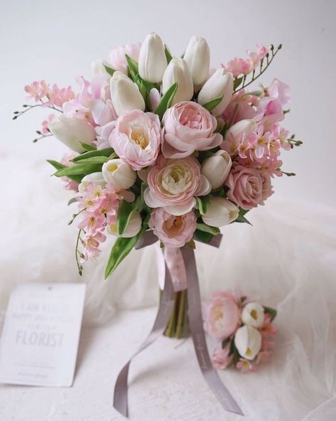 Calla Lily Peony Bouquet, Blush Pink Wedding Flowers Bride Bouquets Peonies, Light Pink Flower Arrangements, Pink Green Bouquet, Flower Bouquet Romantic, Tulip Wedding Bouquet, Tulip Bouquet Wedding, Light Pink Bouquet, Netherlands Wedding