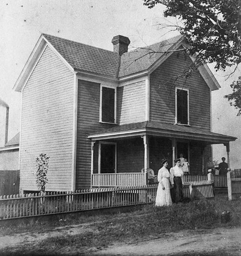 1890s Farmhouse, Homestead Photos, 1910 Farmhouse, Vintage Homestead, House Types, Four Square Homes, American Foursquare, Porch Supports, Antique Interiors