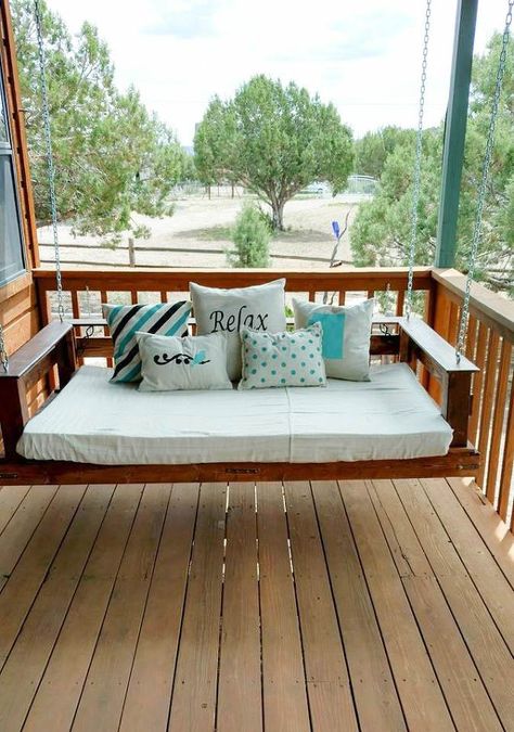 diy pallet swing bed, how to, outdoor furniture, outdoor living, pallet, woodworking projects Pallet Swing Bed, Pallet Wood Headboard, Bedroom Makeover Diy, Diy Bank, Outdoor Pallet Projects, Diy Pallet Bed, Diy Pallet Sofa, Swing Bed, Interior Design Minimalist