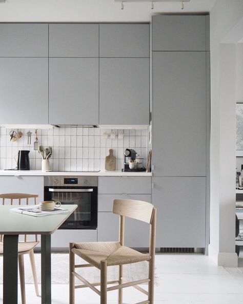 Grey Ikea kitchen. From Head to Home: 5 tips for planning a redecoration project, with IKEA Grey Ikea Kitchen, Kitchen Scandinavian Style, Scandi Kitchen, Scandinavian Kitchen Design, Best Kitchen Designs, Scandinavian Kitchen, Simple Kitchen, Grey Kitchens, Bedroom Vintage