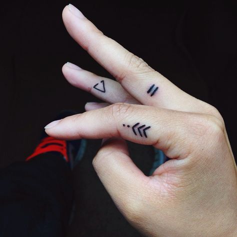 "Trust the process." - The little things... literally Dot Tattoo Meaning, Girl Finger Tattoos, Wörter Tattoos, Tiny Finger Tattoos, Cute Finger Tattoos, Tato Henna, Small Finger Tattoos, Finger Tats, Ring Finger Tattoos