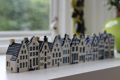 Klm Houses Display, Dutch Houses Interior, Delft Houses, Klm Houses, Dutch Porcelain, Dutch Houses, House Necklace, Miniature Buildings, Dutch Decor