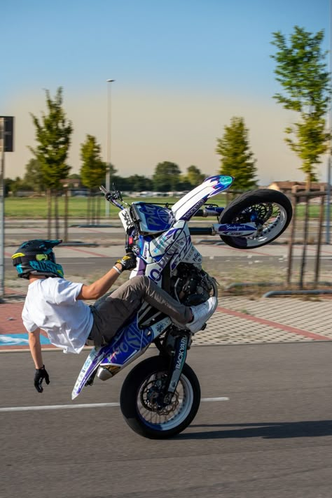 Wheelie Wallpaper, Motorbike Wheelie, Dirtbike Wheelie, 50cc Motorbike, Wheelie Motorcycle, Bike Wheelie, Motorcycle Wheelie, Motocross Photography, Street Moto