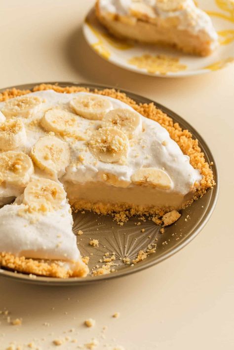 Seriously delicious vegan banana cream pie is made with a wafer crust, easy homemade vegan vanilla pudding, and whipped cream, this banana cream pie recipe from scratch is pure heaven. #recipe #foodlove #vegan Healthy Banana Pie, Vegan Banana Pie, Vegan Vanilla Pudding, Vegan Banana Cream Pie, Banana Creme Pie, Homemade Oatmeal Cookies, Butterscotch Pie, Banana Cream Pie Recipe, Banana Pie