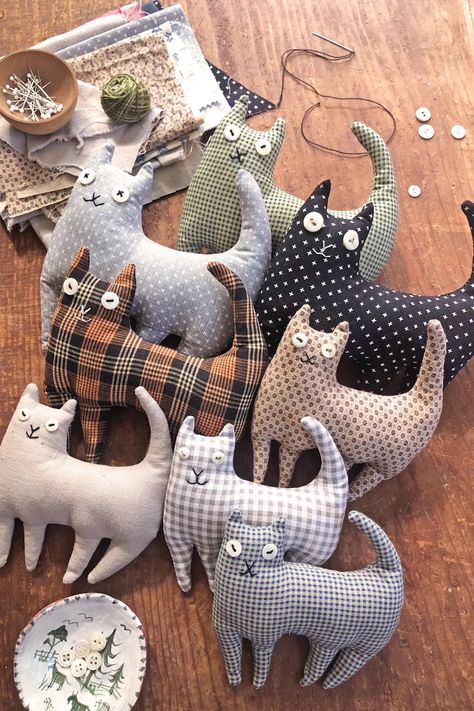 27 Fun and Easy Sewing Projects for Gifts Christmas Crafts Sewing Handmade Gifts, Sewing Plushies For Beginners, Diy Fabric Crafts To Sell, Hand Sewn Animals, How To Use Fabric Scraps, Cat Shaped Pillow, Scrappy Sewing Projects, Crochet Creatures Free Pattern, Sewing Scraps Projects