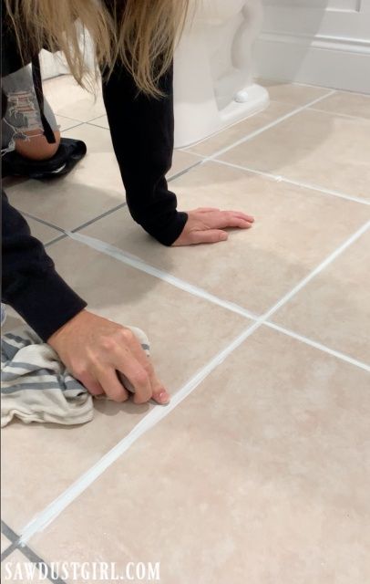 Grout Paint-it really works! - Sawdust Girl® Cleaning Floor Grout, Painting Ceramic Tile Floor, Polyblend Grout Renew, Clean Bathroom Grout, Grout Renew, Mapei Grout, Caulking Tips, Grout Paint, Painting Tricks