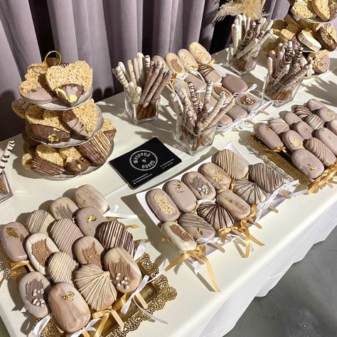 Boho Party Dessert Table, Boho Rice Crispy Treats, Cakesicles Display Ideas, Boho Treats Table, Boho Treat Table Ideas, Baby Shower Treat Table Ideas, Neutral Dessert Table Ideas, Boho Treat Table, Boho Rice Krispie Treats