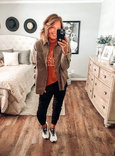 7 Fall Looks With Black Joggers - Beverly Ennis Hoyle Back Joggers Outfit, Teacher Jogger Pants Outfit, Joggers Outfit Women Work Winter, Joggers Dressy Outfit, Cute Outfit With Joggers, Cute Athletic Outfits For Fall, Jogger Looks Women, Cute Jogger Outfits Fall, Jogger Fall Outfits