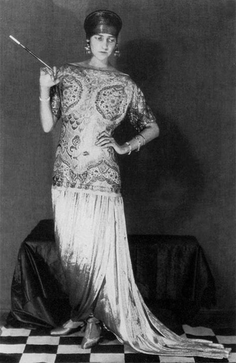 Peggy Guggenheim in Paul Poiret Paul Poiret, Peggy Guggenheim, Richard Avedon, 20s Fashion, Man Ray, 1920s Fashion, White Photo, Mode Vintage, Vintage Beauty