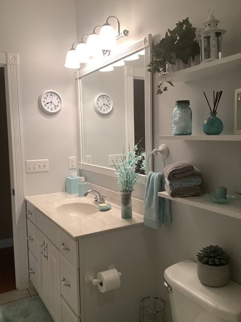 Beach Decor Bathroom Ideas, Beachy Bathroom Ideas, Girl Bathroom, Lake House Bathroom, Beachy Bathroom, Single Wide Mobile Homes, Bathroom Beach, Beach Bathroom, Beach Theme Bathroom