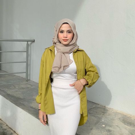 Green Blouse Outfit Hijab, Lime Green Blouse Outfit, Green Blouse Outfit, Blouse Outfit Hijab, Lime Green Blouse, Outfit Hijab, Ootd Hijab, Blouse Outfit, Hijab Style