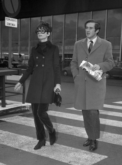 February 14, 1969 With Andrea Dotti at the airport in Rome, Italy Hepburn Style Outfits, Audrey Hepburn Style Outfits, Audrey Hepburn Fashion, Audrey Hepburn Outfit, Hepburn Quotes, Audrey Hepburn Photos, Audrey Hepburn Quotes, Audrey Hepburn Style, Hepburn Style