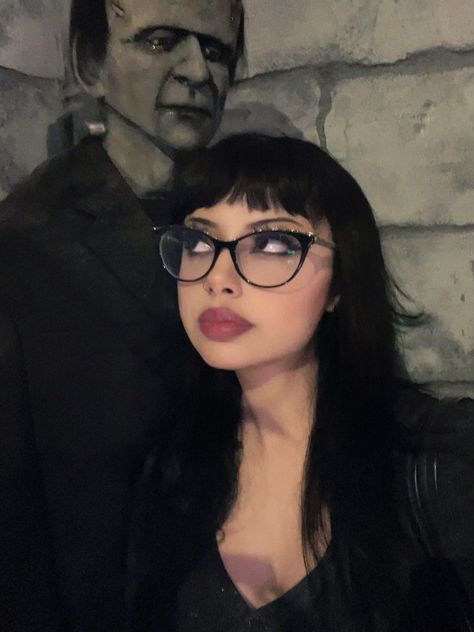 Goth E-girl Makeup, Goth Glasses, Pretty Goth Girl, Nerd Makeup, Bangs And Glasses, 90s Makeup Look, Dark Makeup Looks, Ideal Makeup, Hairstyles With Glasses