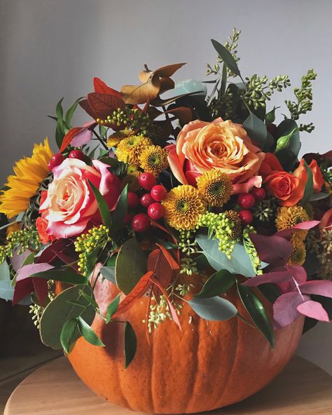 Fall Floral Display Ideas, Autumn Arrangements Ideas, Fall Flower Display, Thanksgiving Flowers Arrangements, Beautiful Fall Flower Arrangements, Fall Pumpkin Arrangements, Floral Arrangements Fall, Harvest Floral Arrangements, Fall Pumpkin Floral Arrangements