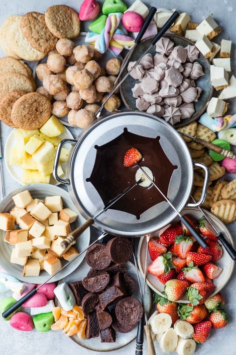 Chocolate Fountain Ideas, Chocolate Fountain, Cheese Fondue Recipe Easy, Easy Chocolate Fondue Recipe, Chocolate Fountain Recipes, Fondue Dippers, Easy Fondue, Dessert Fondue, Chocolate Fondue Recipe