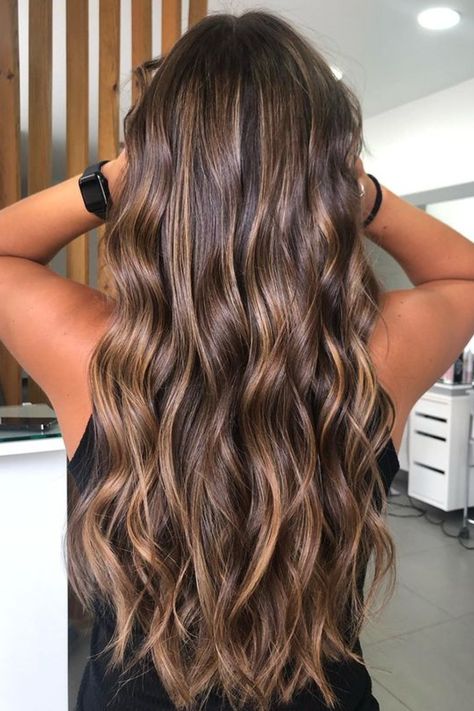 Découvrez plus d'idées de balayage en touchant l'épingle 👆🤩 Sun Kissed Brunette Balayage, Brown With Caramel Balayage, Brunette Baddie, Honey Caramel Balayage, Naturally Lighten Hair, Blonde Highlights Brown Hair, Brown Bayalage Hair, Lighten Hair Naturally, Hair Lightening