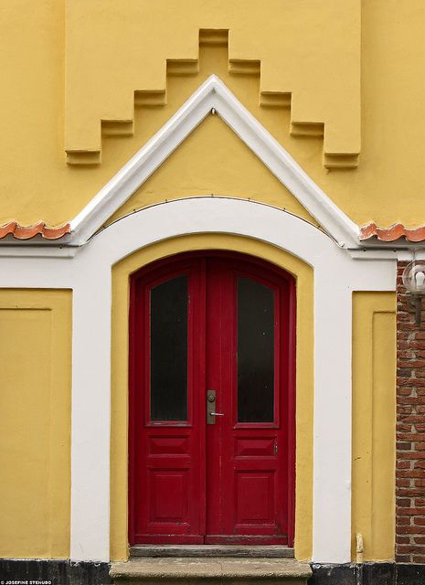 Red door & yellow house Frederikshavn, Denmark, Moody Homes, Colors With Red Brick, Shutter Ideas, Garage Door Colors, Interesting Doors, Decorative Doors, Tan House, Red Doors, Meat Industry