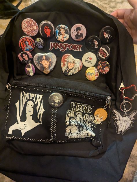 Decorated Backpack Ideas, Pins On Backpack, Decorated Backpack, Decorated Bag, Backpack With Pins, Backpack Ideas, Backpack Art, Decorated Bags, Unique Backpacks