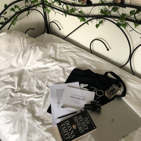 Paperless Student Aesthetic, Film Student Bedroom Aesthetic, Film Students Aesthetic, Film Degree Aesthetic, Film University Aesthetic, Female Filmmaker Aesthetic, Film Study Aesthetic, Film And Media Studies Aesthetic, Acting Student Aesthetic