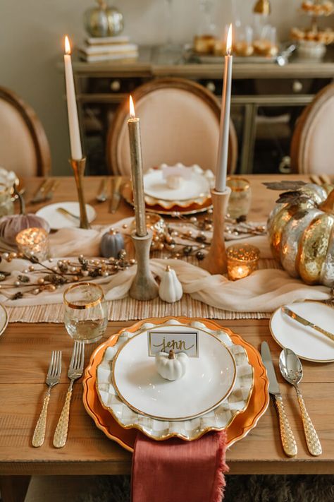 7 Rustic, Modern and Natural Thanksgiving Tablescapes Tablescape Holiday, Thanksgiving Decorations Table Setting, Thanksgiving Dinner Table Setting, Thanksgiving Dinner Table Decorations, Friendsgiving Ideas, Friendsgiving Dinner Party, Friendsgiving Decorations, Thanksgiving 2023, Thanksgiving Dinner Party