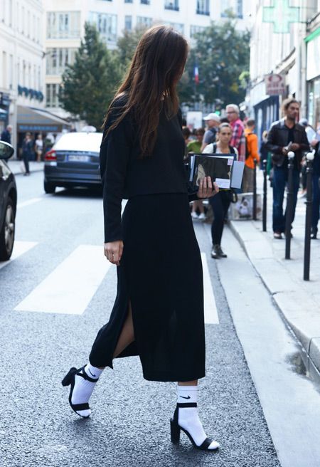 7 ways to wear socks and heels this winter Nike socks with heels and a maxi dress Tommy Ton, Mode Grunge, Cooler Style, Walking Down The Street, Stylish Fall Outfits, Sock Outfits, Heels Outfits, Paris Fashion Week Street Style, Socks And Heels