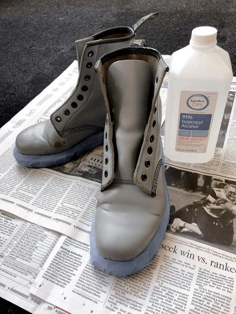 HOW TO PAINT LEATHER BOOTS | STREET MADONNA Painting Doc Martens, How To Paint Boots Diy, Painted Boots Diy, Spray Paint Boots, Painted Leather Boots, Spray Paint Shoes, Painting Leather Shoes, How To Paint Leather, Boots Doc Martens