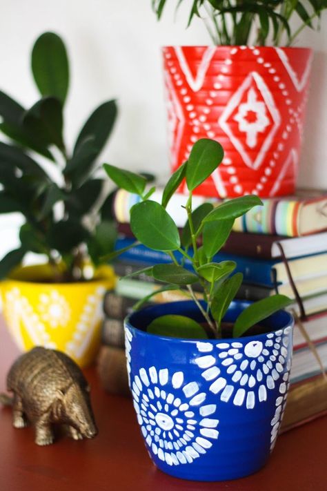 DIY Anthropologie-inspired Greek plant pots Diy Plant Pot Painting Ideas, Beautiful Plant Pots, Pots Decoration Ideas, Pot Decorating Ideas, Pot Painting Ideas Creative, Plant Pot Painting Ideas, Pot Decoration Ideas, Pot Painting Ideas, Handmade Flower Pot